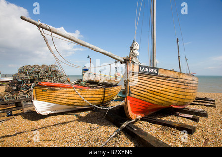 Angelboote/Fischerboote am Strand von Deal Kent Stockfoto