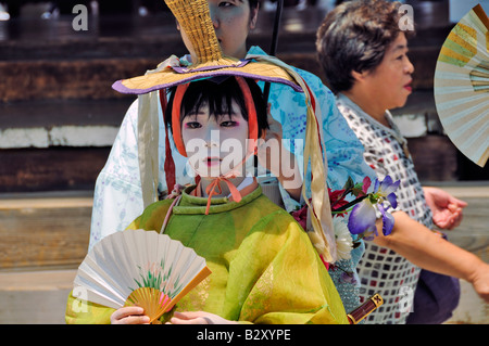 Japanische Junge mit Make-up im traditionellen Kimono an Gion Festival, Kyoto, Japan Stockfoto