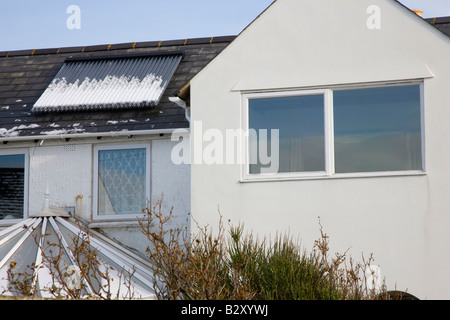 Dach montiert Solarpanel mit Schnee bedeckt Stockfoto