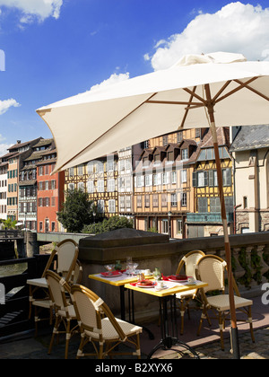 CAFE TERRASSE UND FACHWERKHÄUSER LA PETITE FRANCE STRASBOURG ELSASS FRANKREICH EUROPA Stockfoto