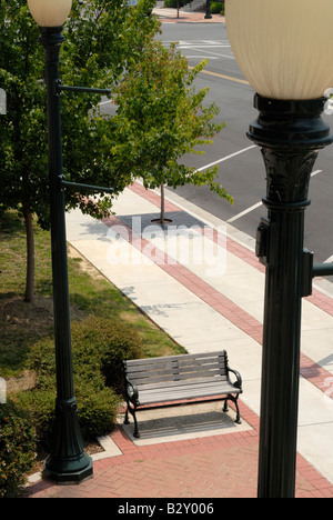 Leere Parkbank in der Innenstadt von Dalton Georgien in der Nähe des Gerichtsgebäudes Stockfoto
