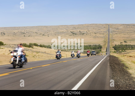 Motorradfahrer auf State Highway 34 in Richtung Sturgis, South Dakota Stockfoto