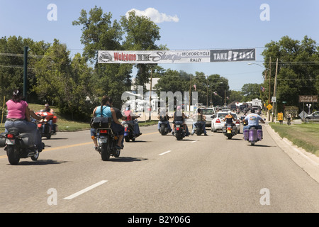 Motorradfahrer auf State Highway 34 in Richtung Sturgis, South Dakota Stockfoto