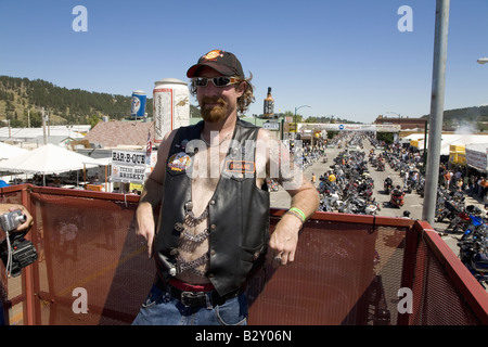 Motorradfahrer, posiert auf der Main Street mit Übersicht der 67. jährliche Sturgis Motorcycle Rally, Sturgis, SD Stockfoto