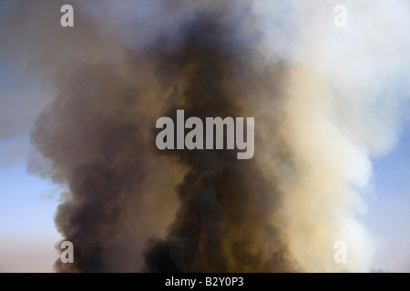 Buschfeuer in Wüste emittierende große schwarze Rauchwolken, östlich von Nadeln in Arizona Stockfoto