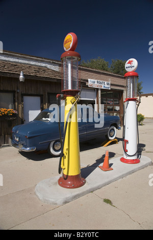 1950 blau Ford geparkt vor historischen Tankstelle Route 66 in Williams, Arizona Stockfoto