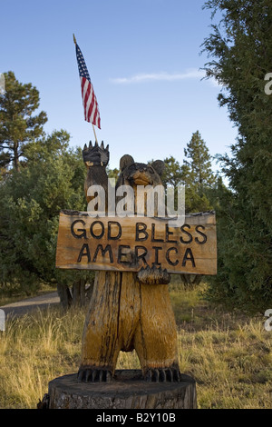 Eine hölzerne Bär und US Flag besagt "God Bless America", Colorado Stockfoto