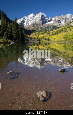 Autumn colors of Aspens reflecting in lake under Maroon Bells, Colorado, near Aspen Stockfoto