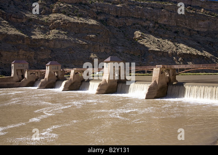 Damm, die Freisetzung von Wasser am Colorado River entlang der Interstate 55 östlich von Grand Junction, Colorado Stockfoto