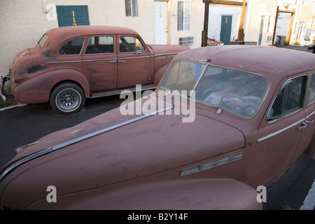 Oldtimer rostigen 1940 parkte vor Route 66 Motel, Barstow, Kalifornien Stockfoto