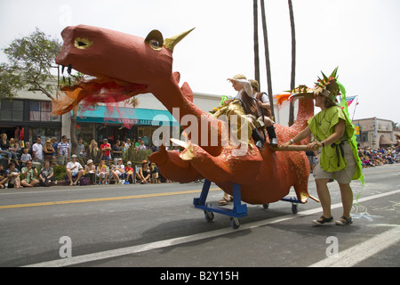 Drachen in der Sommer-Sonnenwende Jahresfeier und Parade Juni 2007, seit 1974, Santa Barbara, Kalifornien Stockfoto