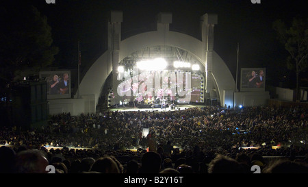 Nacht-Rock-Konzert mit bunten Lichtern in Hollywood Bowl mit Genesis mit Phil Collins, Los Angeles, CA Stockfoto