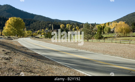 Straße in Pine Mountain Club mit Blick auf 9-Loch-Golfplatz in Herbst, Pine Mountain Club, Kalifornien Stockfoto