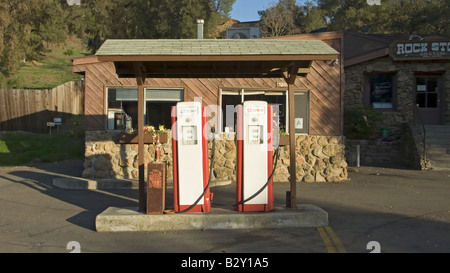 Antik rot Zapfsäulen vor alten Tankstelle in Malibu, Kalifornien, nördlich von Los Angeles Stockfoto