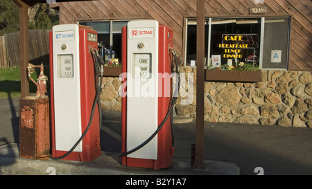 Antik rot Zapfsäulen vor alten Tankstelle in Malibu, Kalifornien, nördlich von Los Angeles Stockfoto