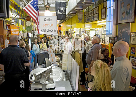 Treueschwur anrezitation durch Kunden bei Chuck & Ruths Delly in der Innenstadt von Annapolis, Maryland Stockfoto