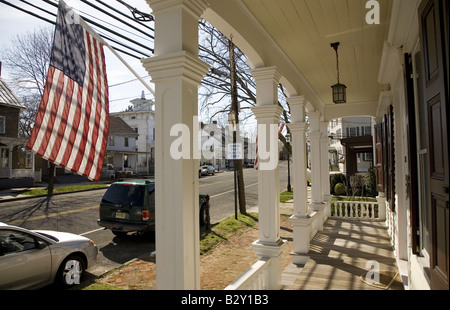 Amerikanische Flagge auf der Veranda des Hauses auf der Main Street von Rochester, New Jersey angezeigt wird Stockfoto