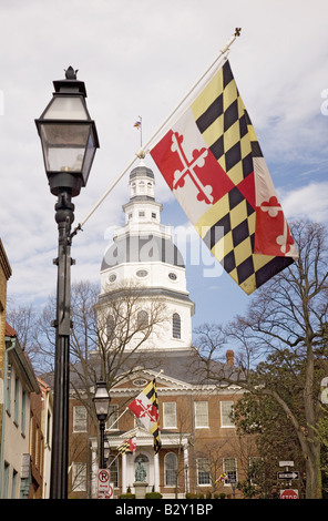 Maryland State Flag und Gas Lampe im Vordergrund, im Hintergrund, Annapolis, Maryland Maryland State Capitol dome Stockfoto