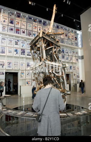 Touristen auf der Suche an Antenne von der Spitze des World-Trade-Centerat the Newseum Museum, Washington D.C. Stockfoto