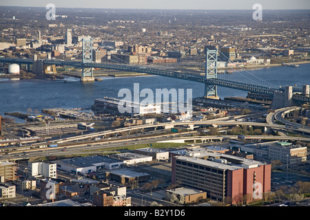 Luftaufnahme von Ben Franklin Brücke über den Delaware River von Philadelphia, Pennsylvania Seite in New Jersey Stockfoto