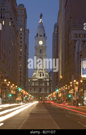 William Penn Statue auf der Spitze Rathaus bei Dämmerung und gestreift Autolichter von Broad Street, Philadelphia, PA Stockfoto