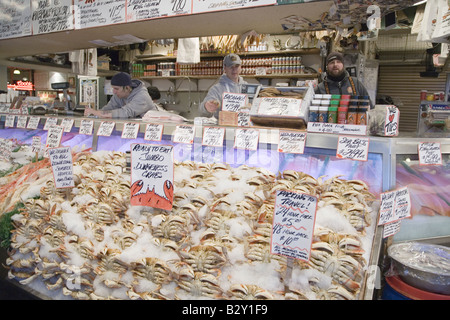 Pike Place Fish Market, in die Innenstadt von Seattle, Washington anzeigen frischen Fisch zum Verkauf in Innenansicht des Fischmarktes Stockfoto