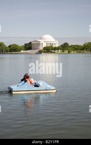 Paddeln Sie Boot schweben durch das Jefferson Memorial am Tidal Basin, Washington, DC Stockfoto