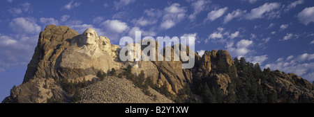 Panorama-Bild mit weißen geschwollenen Wolken hinter Präsidenten am Mount Rushmore National Memorial, South Dakota Stockfoto