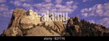 Panorama-Bild mit weißen geschwollenen Wolken hinter Präsidenten am Mount Rushmore National Memorial, South Dakota Stockfoto