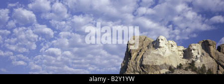 Panorama-Bild mit weißen geschwollenen Wolken hinter Präsidenten am Mount Rushmore National Memorial, South Dakota Stockfoto