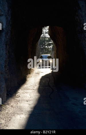 Auto fahren durch Tunnel auf Nadeln Autobahn, Black Hills, in der Nähe von Mount Rushmore National Memorial, South Dakota Stockfoto