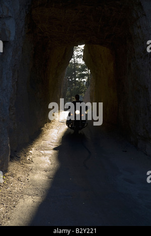 Motorradfahrer fahren durch Tunnel auf Nadeln Autobahn, Black Hills, in der Nähe von Mount Rushmore National Memorial, South Dakota Stockfoto