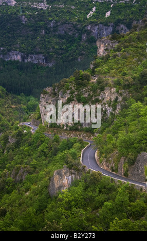 Prekäre Twisting Road an der Gorge De La Vis, in der Nähe von Madieres, Languedoc-Roussillon, Frankreich Stockfoto