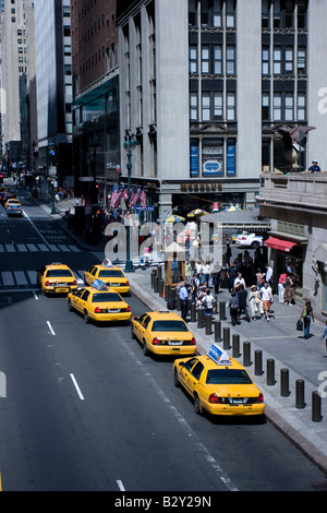 Taxi Taxen am Taxistand außerhalb der Grand Central Terminal in Manhattan, New York aufgereiht. Stockfoto