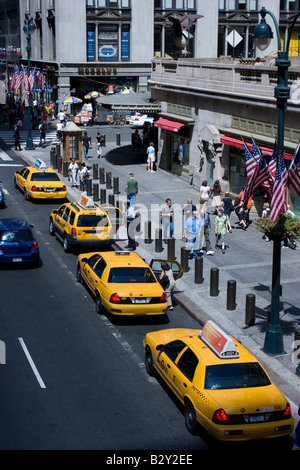 Taxi Taxen am Taxistand außerhalb der Grand Central Terminal in Manhattan, New York aufgereiht. Stockfoto