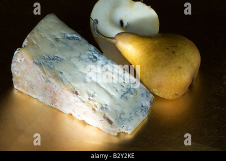 Stück Gorgonzolakäse mit rotbraunen Birne Stockfoto