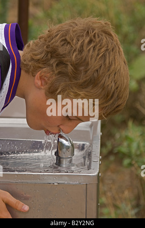 Junge 11 - trinken von Wasser-Brunnen Stockfoto