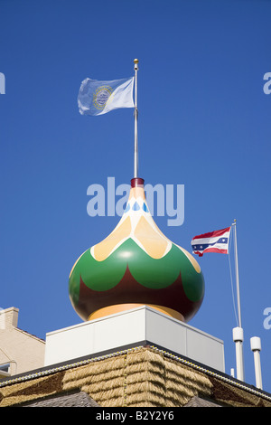 Main Street Corn Palace mit US-Flagge angezeigt, Mitchell, South Dakota Stockfoto