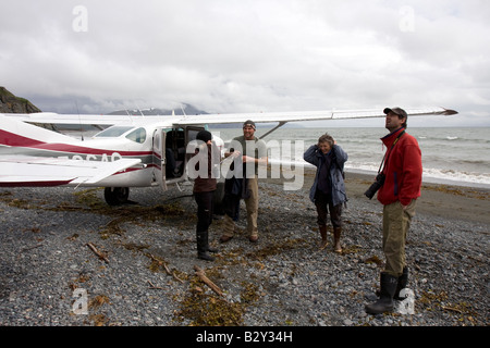 Einsteigen in ein kleines Flugzeug, das nach einem Bären beobachten sie zurück nach Homer fliegen Tourist Reise an einem Strand in Katmai Nationalpark Stockfoto