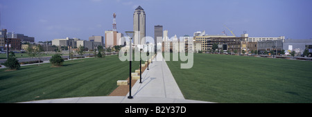 Panoramablick über Iowa State Capitol in Des Moines Iowa in der Abenddämmerung Stockfoto