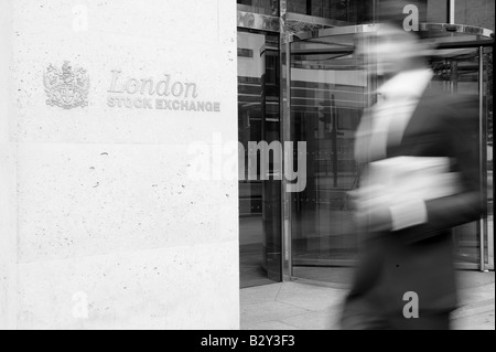 Business-Mann geht vorbei an der London Stock exchange Stockfoto
