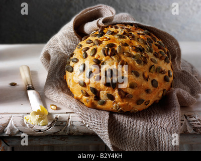 Handwerklich hergestelltes Kürbiskernbrot in rustikalem Ambiente Auf einem Tisch Stockfoto