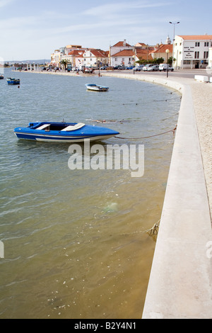 Seixal Stadteinfahrt und Seixal Bay anzeigen. Setubal, Portugal Stockfoto