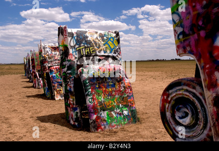 Die Cadillac Ranch mit begraben Autos im Boden in Amarillo Texas USA Stockfoto