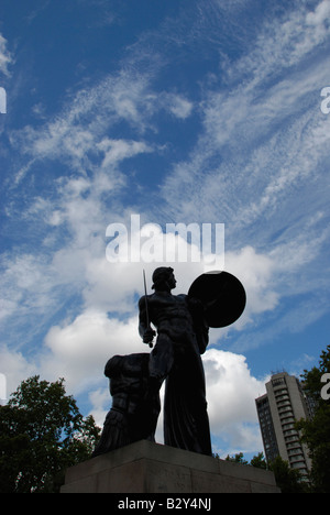 Statue des Achilles mit dem Park Lane Hilton Hotel in der Ferne Hyde Park London England Stockfoto