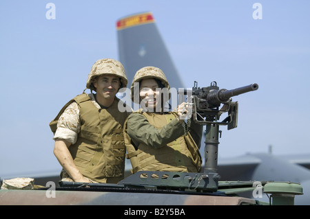 Asiatisch-amerikanische Mädchen posiert als Kanonier auf der 42. Naval Base Ventura County (NBVC) Air Show am Point Mugu, Ventura County, CA Stockfoto