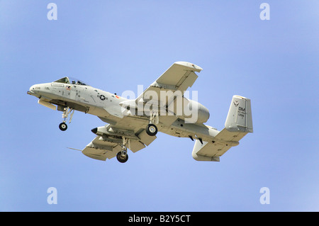 A-10A Thunderbolt II fliegen auf der 42. Naval Base Ventura County (NBVC) Air Show am Point Mugu, Ventura County, Kalifornien Stockfoto