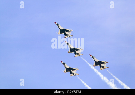 Vier US-Air Force F - 16C "Fighting Falcons", bekannt als die Thunderbirds, fliegen in Formation, Point Mugu, CA Stockfoto