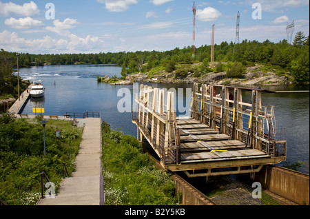 Marine Boot Eisenbahnwagen an der großen Rutsche, Ontario, Kanada. Stockfoto