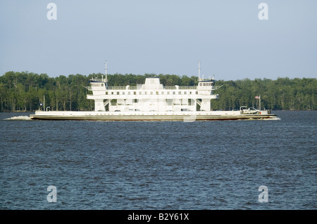 Fähre mit PKW über James Fluß von Jamestown, Virginia nach Schottland Virginia Stockfoto